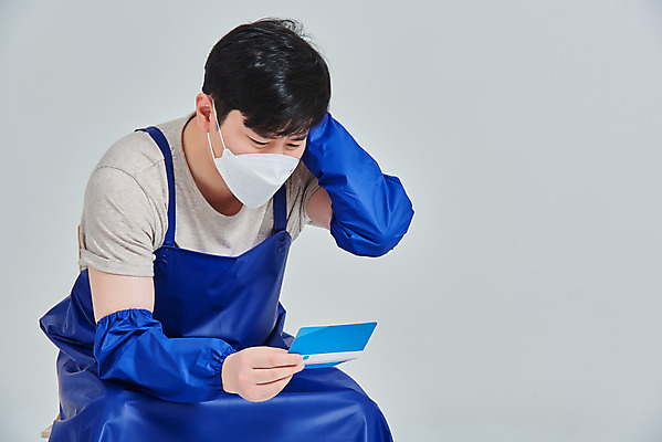 포토 JPG 스튜디오촬영 남자 비즈니스 회색배경 실내 마스크 한명 들기 앉기 상반신 성인 앞모습 30대 앞치마 한국인 시장 좌절 상인 사회이슈 서비스 통장 자영업 장사 매출 성인남자한명만 소상공인 국내포토 직업 1 감정 뷰포인트 백그라운드 컨셉 모션 사람 동양인 내부 장년 금융 경제 회색 상업 남자한명만 성인남자만 파일형식