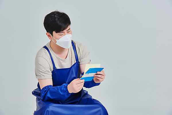 포토 JPG 스튜디오촬영 남자 비즈니스 회색배경 실내 마스크 한명 들기 앉기 상반신 성인 앞모습 30대 앞치마 한국인 시장 좌절 상인 사회이슈 서비스 통장 자영업 장사 매출 성인남자한명만 소상공인 국내포토 직업 1 감정 뷰포인트 백그라운드 컨셉 모션 사람 동양인 내부 장년 금융 경제 회색 상업 남자한명만 성인남자만 파일형식