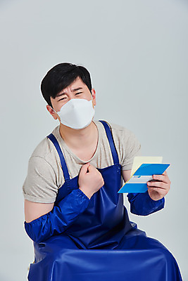 포토 JPG 스튜디오촬영 남자 비즈니스 회색배경 실내 마스크 한명 들기 앉기 상반신 성인 앞모습 30대 앞치마 한국인 시장 좌절 상인 사회이슈 서비스 통장 자영업 장사 매출 답답함 성인남자한명만 소상공인 국내포토 직업 1 감정 뷰포인트 백그라운드 컨셉 모션 사람 동양인 내부 장년 금융 경제 회색 감각 상업 남자한명만 성인남자만 파일형식