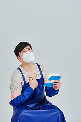 포토 JPG 스튜디오촬영 남자 비즈니스 회색배경 실내 마스크 한명 들기 앉기 상반신 성인 앞모습 30대 앞치마 한국인 시장 좌절 상인 사회이슈 서비스 통장 자영업 장사 매출 답답함 성인남자한명만 소상공인 국내포토 직업 1 감정 뷰포인트 백그라운드 컨셉 모션 사람 동양인 내부 장년 금융 경제 회색 감각 상업 남자한명만 성인남자만 파일형식