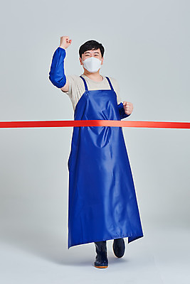 포토 JPG 스튜디오촬영 전신 남자 리본 비즈니스 회색배경 실내 마스크 한명 서기 미소 성인 앞모습 30대 파이팅 앞치마 한국인 시장 상인 사회이슈 서비스 자영업 장사 결승선 매출 성인남자한명만 소상공인 국내포토 직업 1 뷰포인트 백그라운드 컨셉 모션 표정 사람 동양인 내부 장년 경제 회색 상업 남자한명만 성인남자만 파일형식