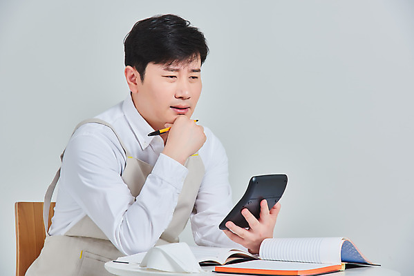 포토 JPG 스튜디오촬영 남자 비즈니스 탁자 회색배경 실내 마스크 한명 앉기 상반신 성인 옆모습 30대 앞치마 한국인 계산기 상인 서비스 고민 자영업 장사 매출 장부 성인남자한명만 소상공인 코로나바이러스 노마스크 델타변이바이러스 국내포토 직업 1 감정 뷰포인트 가구 백그라운드 모션 문구용품 사람 동양인 내부 장년 경제 장비 회색 바이러스 사회이슈 상업 남자한명만 성인남자만 파일형식