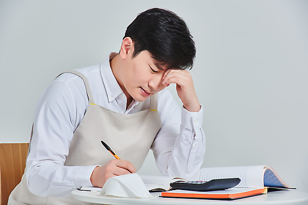 포토 JPG 스튜디오촬영 남자 비즈니스 탁자 회색배경 실내 마스크 한명 앉기 상반신 성인 옆모습 30대 앞치마 한국인 계산기 상인 서비스 고민 자영업 장사 매출 장부 성인남자한명만 소상공인 코로나바이러스 노마스크 델타변이바이러스 국내포토 직업 1 감정 뷰포인트 가구 백그라운드 모션 문구용품 사람 동양인 내부 장년 경제 장비 회색 바이러스 사회이슈 상업 남자한명만 성인남자만 파일형식