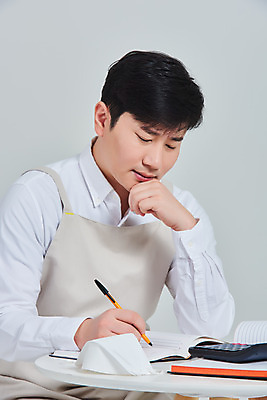 포토 JPG 스튜디오촬영 남자 비즈니스 탁자 회색배경 실내 마스크 한명 앉기 상반신 성인 옆모습 30대 앞치마 한국인 계산기 상인 서비스 고민 자영업 장사 매출 장부 성인남자한명만 소상공인 코로나바이러스 노마스크 델타변이바이러스 국내포토 직업 1 감정 뷰포인트 가구 백그라운드 모션 문구용품 사람 동양인 내부 장년 경제 장비 회색 바이러스 사회이슈 상업 남자한명만 성인남자만 파일형식