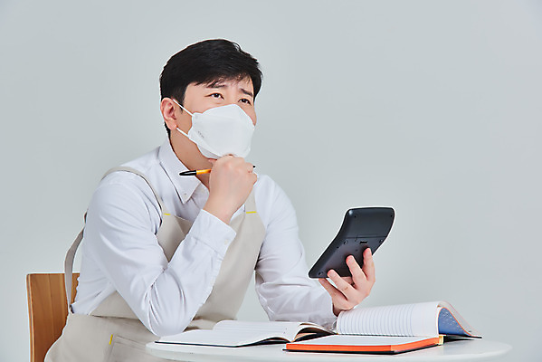 포토 JPG 스튜디오촬영 남자 비즈니스 탁자 회색배경 실내 마스크 한명 앉기 상반신 성인 옆모습 30대 앞치마 한국인 계산기 상인 서비스 고민 자영업 장사 매출 장부 성인남자한명만 소상공인 코로나바이러스 델타변이바이러스 국내포토 직업 1 감정 뷰포인트 가구 백그라운드 모션 문구용품 사람 동양인 내부 장년 경제 장비 회색 바이러스 상업 남자한명만 성인남자만 파일형식