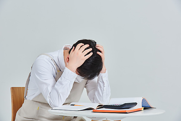 포토 JPG 스튜디오촬영 남자 비즈니스 탁자 회색배경 실내 마스크 한명 앉기 상반신 성인 옆모습 30대 앞치마 한국인 계산기 상인 서비스 고민 자영업 장사 매출 장부 성인남자한명만 소상공인 코로나바이러스 델타변이바이러스 국내포토 직업 1 감정 뷰포인트 가구 백그라운드 모션 문구용품 사람 동양인 내부 장년 경제 장비 회색 바이러스 상업 남자한명만 성인남자만 파일형식