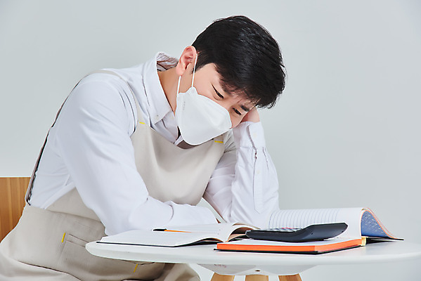 포토 JPG 스튜디오촬영 남자 비즈니스 탁자 회색배경 실내 마스크 한명 앉기 상반신 성인 옆모습 30대 앞치마 한국인 계산기 상인 서비스 고민 자영업 장사 매출 장부 성인남자한명만 소상공인 코로나바이러스 델타변이바이러스 국내포토 직업 1 감정 뷰포인트 가구 백그라운드 모션 문구용품 사람 동양인 내부 장년 경제 장비 회색 바이러스 상업 남자한명만 성인남자만 파일형식