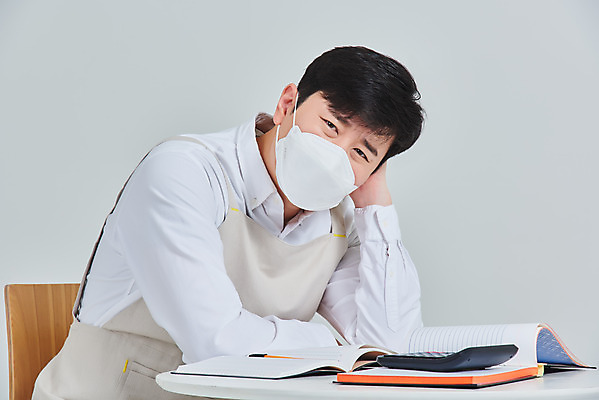 포토 JPG 스튜디오촬영 남자 비즈니스 탁자 회색배경 실내 마스크 한명 앉기 상반신 성인 옆모습 30대 앞치마 한국인 계산기 상인 서비스 고민 자영업 장사 매출 장부 성인남자한명만 소상공인 코로나바이러스 델타변이바이러스 국내포토 직업 1 감정 뷰포인트 가구 백그라운드 모션 문구용품 사람 동양인 내부 장년 경제 장비 회색 바이러스 상업 남자한명만 성인남자만 파일형식