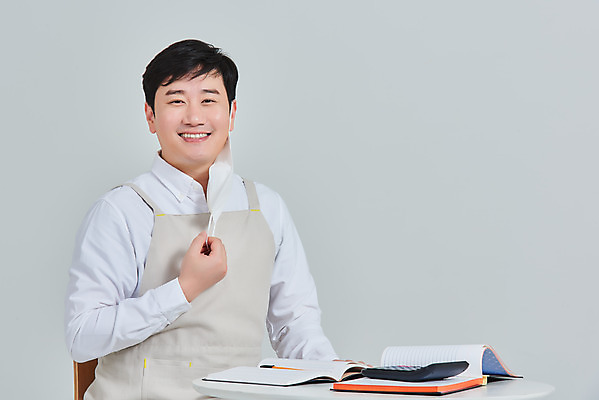포토 JPG 스튜디오촬영 남자 비즈니스 탁자 회색배경 실내 마스크 한명 앉기 상반신 성인 앞모습 30대 앞치마 한국인 계산기 상인 서비스 자영업 장사 매출 장부 성인남자한명만 소상공인 코로나바이러스 노마스크 델타변이바이러스 국내포토 직업 1 뷰포인트 가구 백그라운드 모션 문구용품 사람 동양인 내부 장년 경제 장비 회색 바이러스 사회이슈 상업 남자한명만 성인남자만 파일형식
