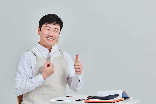 포토 JPG 스튜디오촬영 남자 비즈니스 탁자 회색배경 실내 마스크 한명 앉기 상반신 성인 앞모습 30대 앞치마 한국인 계산기 상인 서비스 자영업 장사 매출 장부 성인남자한명만 소상공인 코로나바이러스 노마스크 델타변이바이러스 국내포토 직업 1 뷰포인트 가구 백그라운드 모션 문구용품 사람 동양인 내부 장년 경제 장비 회색 바이러스 사회이슈 상업 남자한명만 성인남자만 파일형식