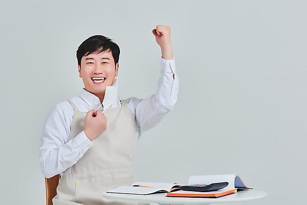 포토 JPG 스튜디오촬영 남자 비즈니스 탁자 회색배경 실내 마스크 한명 앉기 상반신 성인 앞모습 30대 앞치마 한국인 계산기 상인 서비스 자영업 장사 매출 장부 성인남자한명만 소상공인 코로나바이러스 노마스크 델타변이바이러스 국내포토 직업 1 뷰포인트 가구 백그라운드 모션 문구용품 사람 동양인 내부 장년 경제 장비 회색 바이러스 사회이슈 상업 남자한명만 성인남자만 파일형식