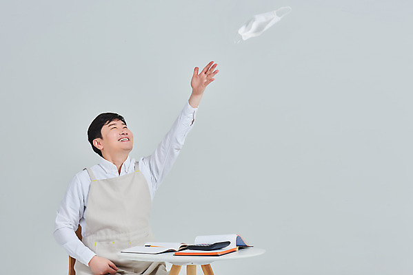 포토 JPG 스튜디오촬영 남자 비즈니스 탁자 회색배경 실내 마스크 한명 앉기 상반신 성인 앞모습 30대 앞치마 한국인 계산기 상인 서비스 자영업 장사 매출 장부 성인남자한명만 소상공인 코로나바이러스 노마스크 델타변이바이러스 국내포토 직업 1 뷰포인트 가구 백그라운드 모션 문구용품 사람 동양인 내부 장년 경제 장비 회색 바이러스 사회이슈 상업 남자한명만 성인남자만 파일형식