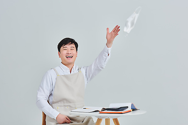 포토 JPG 스튜디오촬영 남자 비즈니스 탁자 회색배경 실내 마스크 한명 앉기 상반신 성인 앞모습 30대 앞치마 한국인 계산기 상인 서비스 자영업 장사 매출 장부 성인남자한명만 소상공인 코로나바이러스 노마스크 델타변이바이러스 국내포토 직업 1 뷰포인트 가구 백그라운드 모션 문구용품 사람 동양인 내부 장년 경제 장비 회색 바이러스 사회이슈 상업 남자한명만 성인남자만 파일형식