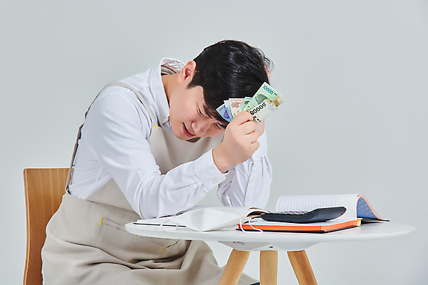 포토 JPG 스튜디오촬영 남자 지폐 비즈니스 탁자 회색배경 실내 마스크 한명 앉기 상반신 성인 앞모습 30대 앞치마 한국인 계산기 상인 서비스 고민 자영업 장사 매출 장부 성인남자한명만 소상공인 코로나바이러스 노마스크 델타변이바이러스 국내포토 직업 1 감정 뷰포인트 가구 백그라운드 돈 모션 문구용품 사람 동양인 내부 장년 경제 장비 회색 바이러스 사회이슈 상업 남자한명만 성인남자만 파일형식