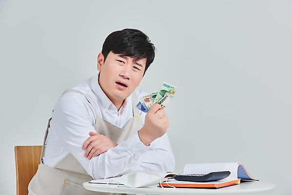 포토 JPG 스튜디오촬영 남자 지폐 비즈니스 탁자 회색배경 실내 마스크 한명 앉기 상반신 성인 앞모습 30대 앞치마 한국인 계산기 상인 서비스 자영업 장사 매출 장부 성인남자한명만 소상공인 코로나바이러스 노마스크 델타변이바이러스 국내포토 직업 1 뷰포인트 가구 백그라운드 돈 모션 문구용품 사람 동양인 내부 장년 경제 장비 회색 바이러스 사회이슈 상업 남자한명만 성인남자만 파일형식