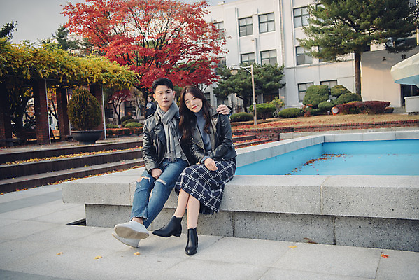 포토 JPG 주간 전신 커플 여자 남자 단풍 낙엽 데이트 앉기 20대 성인 야외 앞모습 독서 다정 가을 도서관 가죽자켓 성인만 어깨에손 국내포토 자연요소 계절 교육 뷰포인트 컨셉 잎 관계 모션 사람 청년 재킷 파일형식