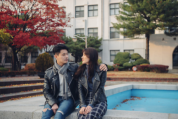 포토 JPG 주간 커플 여자 남자 단풍 낙엽 데이트 앉기 상반신 20대 성인 야외 앞모습 독서 마주보기 다정 가을 도서관 가죽자켓 성인만 어깨에손 국내포토 자연요소 계절 교육 뷰포인트 컨셉 잎 관계 모션 사람 청년 재킷 파일형식