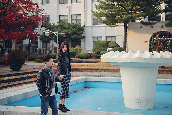 포토 JPG 주간 전신 커플 여자 남자 단풍 낙엽 데이트 상반신 20대 성인 야외 옆모습 독서 걷기 손잡기 다정 가을 도서관 가죽자켓 성인만 국내포토 자연요소 계절 교육 뷰포인트 컨셉 잎 관계 모션 사람 청년 재킷 파일형식