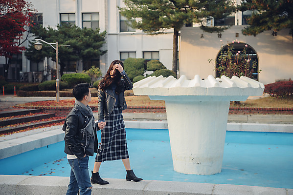 포토 JPG 주간 전신 커플 여자 남자 단풍 낙엽 데이트 상반신 20대 성인 야외 옆모습 독서 걷기 손잡기 다정 가을 도서관 가죽자켓 성인만 국내포토 자연요소 계절 교육 뷰포인트 컨셉 잎 관계 모션 사람 청년 재킷 파일형식