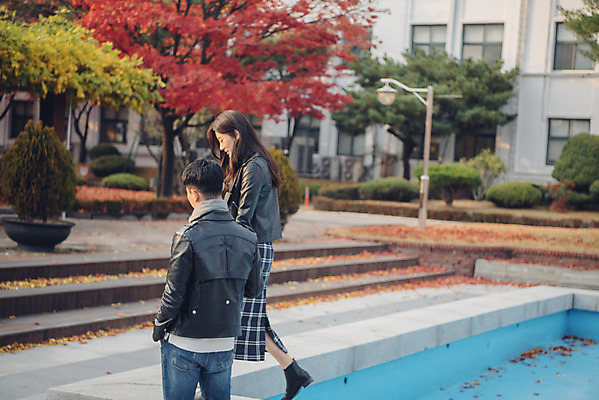 포토 JPG 주간 전신 커플 여자 남자 단풍 낙엽 데이트 상반신 20대 성인 야외 옆모습 뒷모습 독서 걷기 다정 가을 도서관 가죽자켓 성인만 국내포토 자연요소 계절 교육 뷰포인트 컨셉 잎 관계 모션 사람 청년 재킷 파일형식