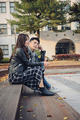 포토 JPG 주간 전신 커플 여자 남자 단풍 낙엽 데이트 휴식 앉기 20대 성인 야외 옆모습 독서 다정 가을 도서관 가죽자켓 성인만 국내포토 자연요소 계절 교육 뷰포인트 컨셉 잎 관계 모션 사람 청년 재킷 파일형식