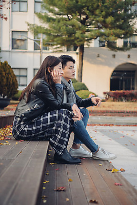 포토 JPG 주간 전신 커플 여자 남자 단풍 낙엽 데이트 휴식 앉기 20대 성인 야외 옆모습 독서 다정 가을 도서관 가죽자켓 성인만 국내포토 자연요소 계절 교육 뷰포인트 컨셉 잎 관계 모션 사람 청년 재킷 파일형식