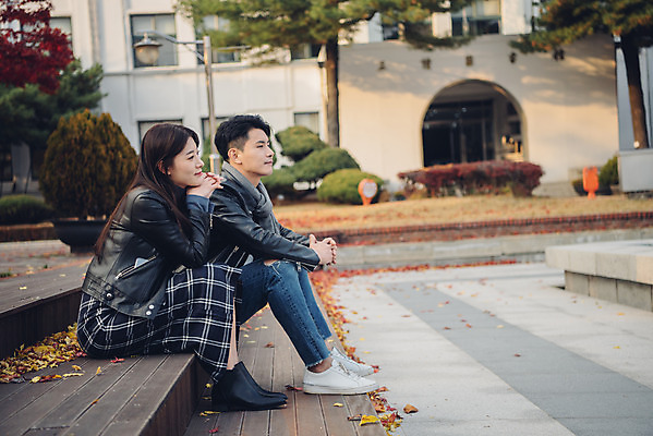 포토 JPG 주간 전신 커플 여자 남자 단풍 낙엽 데이트 휴식 앉기 20대 성인 야외 옆모습 독서 다정 가을 도서관 가죽자켓 성인만 국내포토 자연요소 계절 교육 뷰포인트 컨셉 잎 관계 모션 사람 청년 재킷 파일형식