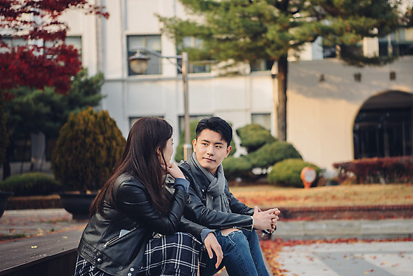 포토 JPG 주간 커플 여자 남자 단풍 낙엽 데이트 휴식 앉기 상반신 20대 성인 야외 옆모습 독서 마주보기 다정 가을 도서관 가죽자켓 성인만 국내포토 자연요소 계절 교육 뷰포인트 컨셉 잎 관계 모션 사람 청년 재킷 파일형식