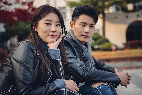 포토 JPG 주간 커플 여자 남자 단풍 낙엽 데이트 휴식 미소 앉기 상반신 20대 성인 야외 옆모습 독서 턱괴기 다정 가을 도서관 가죽자켓 성인만 국내포토 자연요소 계절 교육 뷰포인트 컨셉 잎 관계 모션 표정 사람 청년 재킷 파일형식