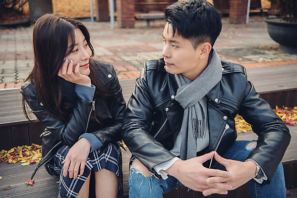 포토 JPG 주간 커플 여자 남자 단풍 낙엽 데이트 미소 앉기 상반신 20대 성인 야외 앞모습 독서 마주보기 턱괴기 다정 가을 도서관 가죽자켓 성인만 국내포토 자연요소 계절 교육 뷰포인트 컨셉 잎 관계 모션 표정 사람 청년 재킷 파일형식