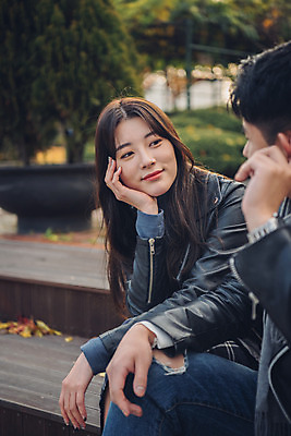 포토 JPG 주간 커플 여자 남자 단풍 낙엽 데이트 미소 앉기 상반신 20대 성인 야외 옆모습 독서 턱괴기 다정 가을 도서관 가죽자켓 성인만 국내포토 자연요소 계절 교육 뷰포인트 컨셉 잎 관계 모션 표정 사람 청년 재킷 파일형식