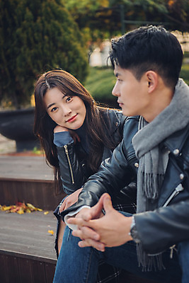 포토 JPG 주간 커플 여자 남자 단풍 낙엽 데이트 앉기 상반신 20대 성인 야외 옆모습 독서 턱괴기 다정 가을 도서관 가죽자켓 성인만 국내포토 자연요소 계절 교육 뷰포인트 컨셉 잎 관계 모션 사람 청년 재킷 파일형식