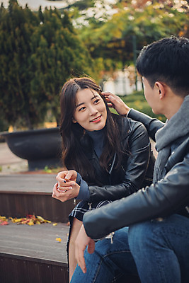 포토 JPG 주간 커플 여자 남자 단풍 낙엽 데이트 미소 앉기 상반신 20대 성인 야외 옆모습 독서 다정 가을 도서관 가죽자켓 성인만 국내포토 자연요소 계절 교육 뷰포인트 컨셉 잎 관계 모션 표정 사람 청년 재킷 파일형식