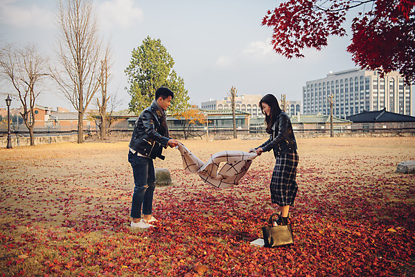 포토 JPG 주간 전신 커플 여자 남자 단풍 낙엽 데이트 서기 20대 성인 야외 옆모습 독서 다정 가을 도서관 돗자리 가죽자켓 성인만 국내포토 자연요소 계절 교육 뷰포인트 컨셉 잎 관계 모션 사람 청년 재킷 파일형식