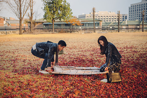 포토 JPG 주간 전신 커플 여자 남자 단풍 낙엽 데이트 서기 20대 성인 야외 옆모습 독서 다정 가을 도서관 돗자리 가죽자켓 성인만 국내포토 자연요소 계절 교육 뷰포인트 컨셉 잎 관계 모션 사람 청년 재킷 파일형식