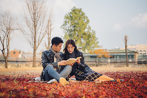 포토 JPG 주간 전신 커플 여자 남자 단풍 낙엽 데이트 앉기 20대 성인 야외 앞모습 책 독서 다정 가을 도서관 가죽자켓 성인만 국내포토 자연요소 계절 교육 뷰포인트 컨셉 잎 관계 모션 사람 청년 재킷 파일형식