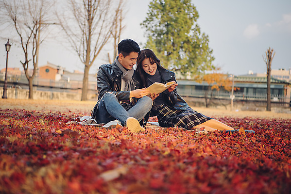 포토 JPG 주간 전신 커플 여자 남자 단풍 낙엽 데이트 앉기 20대 성인 야외 앞모습 책 독서 다정 가을 도서관 가죽자켓 성인만 국내포토 자연요소 계절 교육 뷰포인트 컨셉 잎 관계 모션 사람 청년 재킷 파일형식