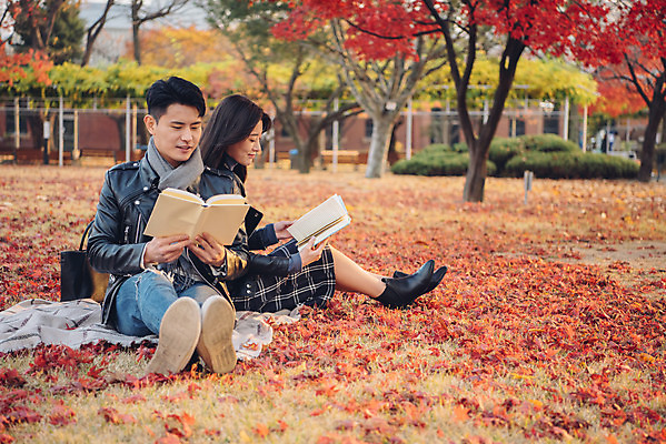 포토 JPG 주간 전신 커플 여자 남자 단풍 낙엽 데이트 앉기 20대 성인 야외 앞모습 옆모습 책 독서 다정 등맞대기 가을 도서관 가죽자켓 성인만 국내포토 자연요소 계절 교육 뷰포인트 컨셉 잎 관계 모션 사람 청년 재킷 파일형식