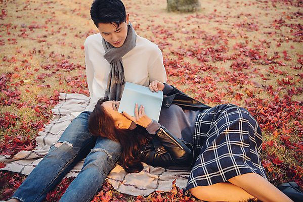 포토 JPG 주간 커플 여자 남자 단풍 낙엽 데이트 휴식 미소 앉기 상반신 20대 성인 야외 앞모습 책 눕기 독서 다정 가을 도서관 가죽자켓 성인만 국내포토 자연요소 계절 교육 뷰포인트 컨셉 잎 관계 모션 표정 사람 청년 재킷 파일형식