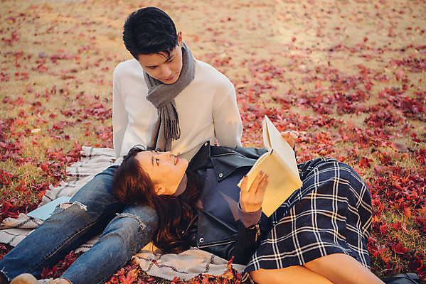 포토 JPG 주간 커플 여자 남자 단풍 낙엽 데이트 휴식 미소 앉기 상반신 20대 성인 야외 앞모습 책 눕기 독서 마주보기 다정 가을 도서관 가죽자켓 성인만 국내포토 자연요소 계절 교육 뷰포인트 컨셉 잎 관계 모션 표정 사람 청년 재킷 파일형식
