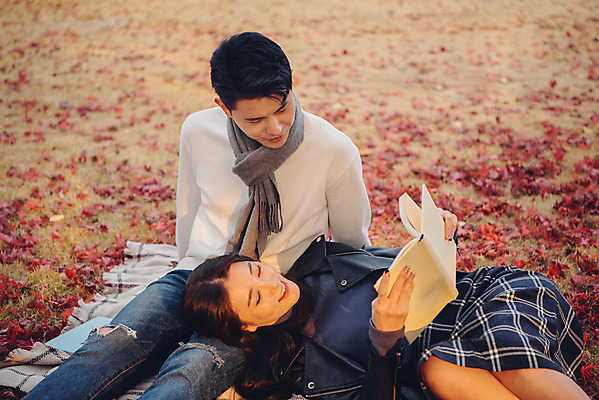 포토 JPG 주간 커플 여자 남자 단풍 낙엽 데이트 휴식 미소 앉기 상반신 20대 성인 야외 앞모습 책 눕기 독서 다정 가을 도서관 가죽자켓 성인만 국내포토 자연요소 계절 교육 뷰포인트 컨셉 잎 관계 모션 표정 사람 청년 재킷 파일형식