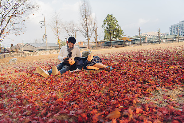 포토 JPG 주간 전신 커플 여자 남자 단풍 낙엽 데이트 휴식 앉기 20대 성인 야외 앞모습 옆모습 책 눕기 독서 다정 가을 도서관 가죽자켓 성인만 국내포토 자연요소 계절 교육 뷰포인트 컨셉 잎 관계 모션 사람 청년 재킷 파일형식