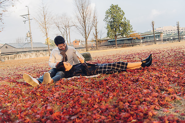포토 JPG 주간 전신 커플 여자 남자 단풍 낙엽 데이트 휴식 앉기 20대 성인 야외 앞모습 옆모습 책 눕기 독서 다정 가을 도서관 가죽자켓 성인만 국내포토 자연요소 계절 교육 뷰포인트 컨셉 잎 관계 모션 사람 청년 재킷 파일형식
