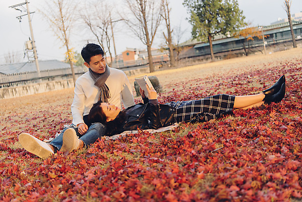 포토 JPG 주간 전신 커플 여자 남자 단풍 낙엽 데이트 휴식 앉기 20대 성인 야외 앞모습 옆모습 책 눕기 독서 다정 가을 도서관 가죽자켓 성인만 국내포토 자연요소 계절 교육 뷰포인트 컨셉 잎 관계 모션 사람 청년 재킷 파일형식