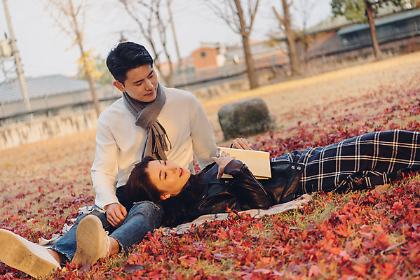 포토 JPG 주간 전신 커플 여자 남자 단풍 낙엽 데이트 휴식 미소 앉기 20대 성인 야외 앞모습 옆모습 책 눕기 독서 다정 가을 도서관 가죽자켓 성인만 국내포토 자연요소 계절 교육 뷰포인트 컨셉 잎 관계 모션 표정 사람 청년 재킷 파일형식