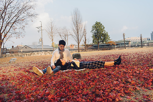 포토 JPG 주간 전신 커플 여자 남자 단풍 낙엽 데이트 휴식 앉기 20대 성인 야외 앞모습 옆모습 책 눕기 독서 마주보기 다정 가을 도서관 가죽자켓 성인만 국내포토 자연요소 계절 교육 뷰포인트 컨셉 잎 관계 모션 사람 청년 재킷 파일형식