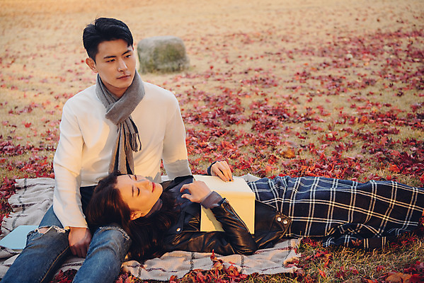 포토 JPG 주간 커플 여자 남자 단풍 낙엽 데이트 휴식 앉기 상반신 20대 성인 야외 앞모습 옆모습 책 눕기 독서 다정 가을 도서관 가죽자켓 성인만 국내포토 자연요소 계절 교육 뷰포인트 컨셉 잎 관계 모션 사람 청년 재킷 파일형식