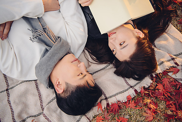 포토 JPG 주간 커플 여자 남자 단풍 낙엽 데이트 휴식 상반신 20대 성인 야외 앞모습 책 눕기 독서 마주보기 다정 가을 도서관 가죽자켓 성인만 국내포토 자연요소 계절 교육 뷰포인트 컨셉 잎 관계 모션 사람 청년 재킷 파일형식