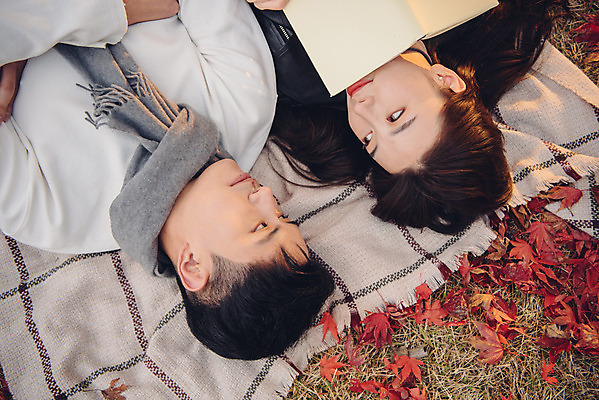 포토 JPG 주간 커플 여자 남자 단풍 낙엽 데이트 휴식 상반신 20대 성인 야외 앞모습 책 눕기 독서 마주보기 다정 가을 도서관 가죽자켓 성인만 국내포토 자연요소 계절 교육 뷰포인트 컨셉 잎 관계 모션 사람 청년 재킷 파일형식