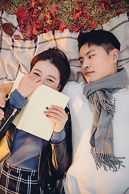 포토 JPG 주간 커플 여자 남자 단풍 낙엽 데이트 휴식 상반신 20대 성인 야외 앞모습 책 눕기 독서 다정 가을 도서관 가죽자켓 성인만 국내포토 자연요소 계절 교육 뷰포인트 컨셉 잎 관계 모션 사람 청년 재킷 파일형식